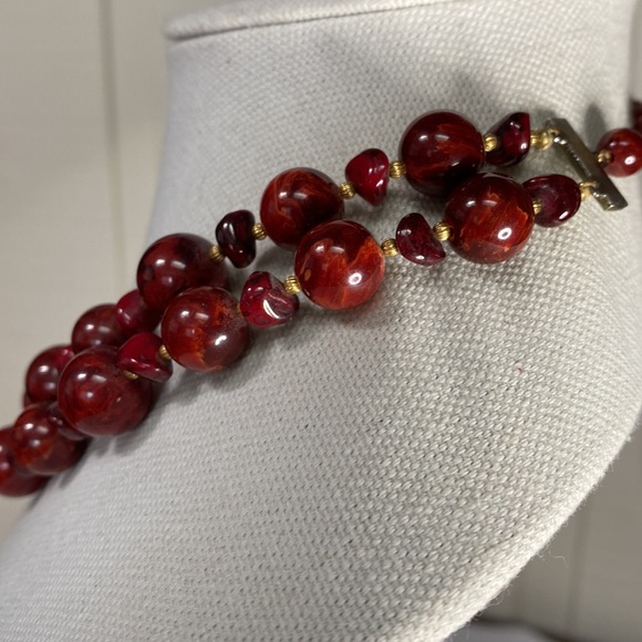 Vintage double strand marbleized rust red bead necklace - Picture 3 of 7